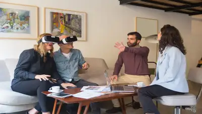 تصویر دو مشتری که در حال بازدید از ملک با واقعیت مجازی هستند و دو مشاور املاک که در حال توضیح دادن نکات بازدید به آن‌ها می‌باشند.