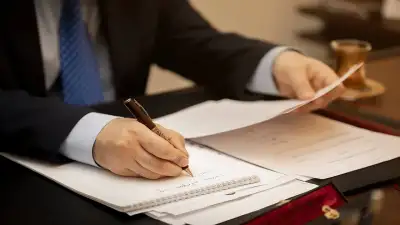 کارشناس رسمی دادگستری امور ثبتی در حال بررسی مدارک