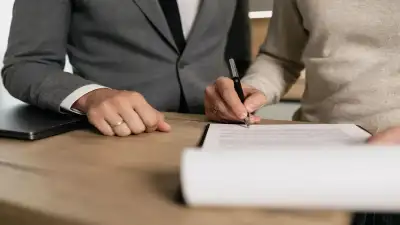 کارشناس رسمی دادگستری امور ثبتی در حال امضا کردن یک گزارش