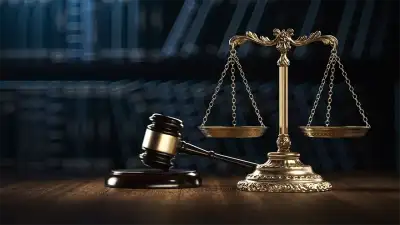چکش و ترازوی عدالت نماد سیستم قضائی