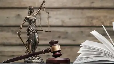 چکش و ترازوی عدالت نماد سیستم قضائی