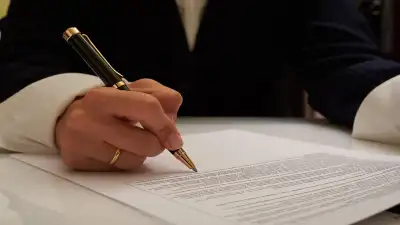 سردفتر در حال بررسی یک مدرک