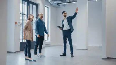 مشاور املاک در حال بازدید خانه با مشتری