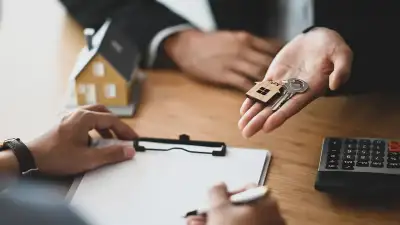 مشاور املاک در حال تحویل کلید خانه به مشتری