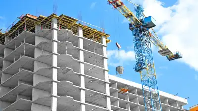 تصویری از یک ساختمان در حال ساخت نمادی از تخلفات ساختمانی