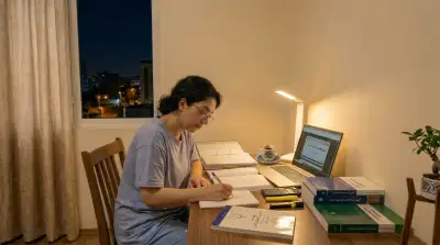 خانمی در حال مطالعه برای آزمون کارشناس دادگستری بیمه