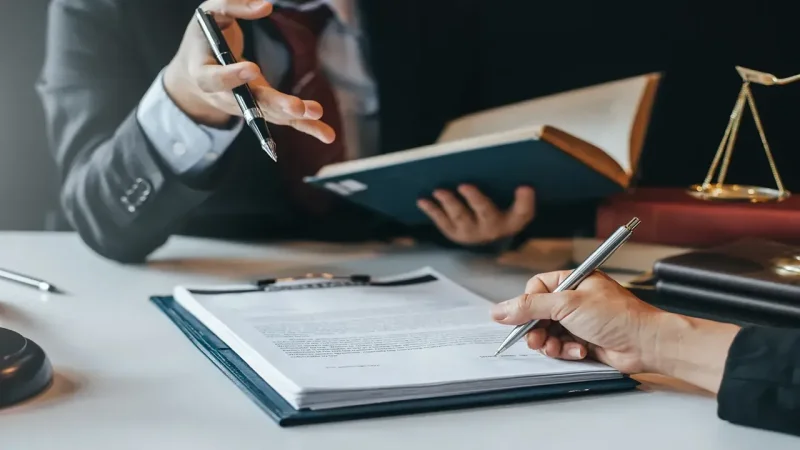 وکیل در حال اهطار دادن پیامد های حقوقی به موکل خود