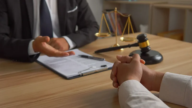 تصویر یک وکیل درحال توضیح مراحل فرآیند اخذ حکم تخلیه توسط مالک