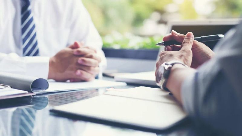 مشاور املاک درحال مذاکره با مشتری