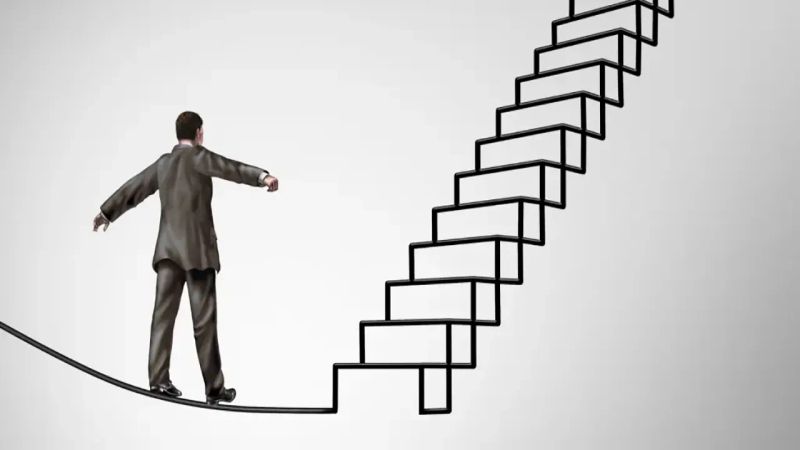 فردی که از روی طناب رد می‌شود و نماد ریسک محسوب می‌شود.