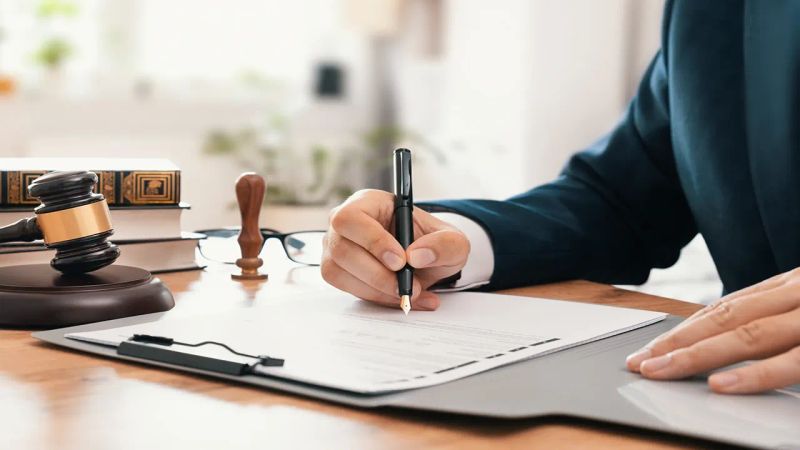 کارشناس امور ثبتی در حال نوشتن گزارش کارشناسی