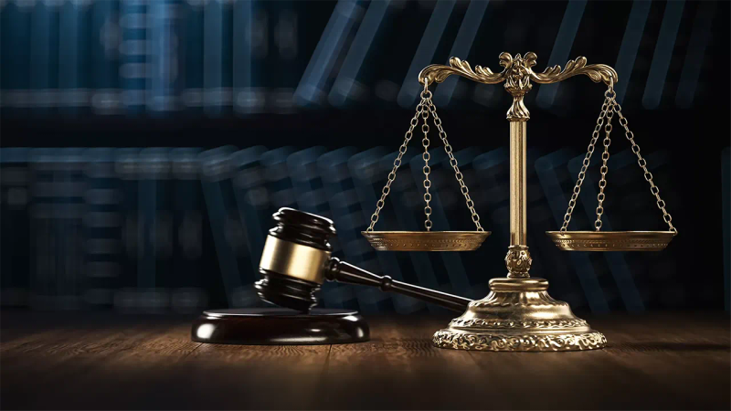 چکش و ترازوی عدالت نماد سیستم قضائی