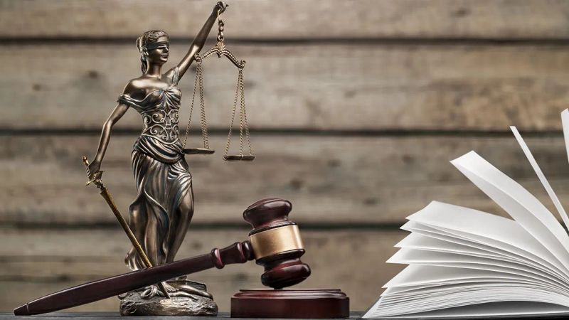 چکش و ترازوی عدالت نماد سیستم قضائی