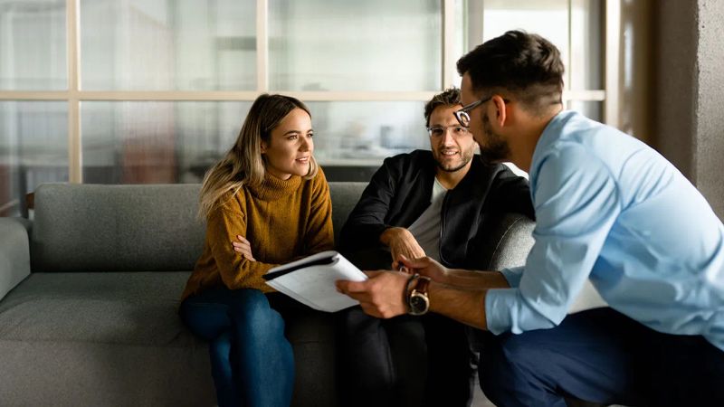 تصویر یک مشاور املاک در حال مشاوره با مشتری