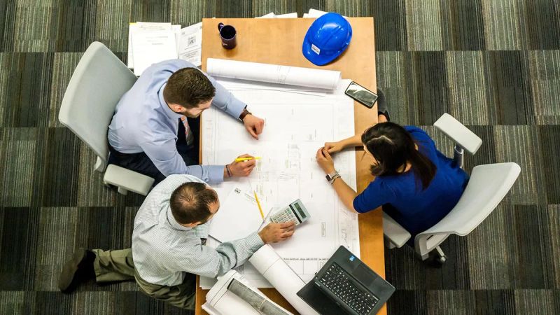 اعضای شرکت معماری درحال کار کردن روی پروژه