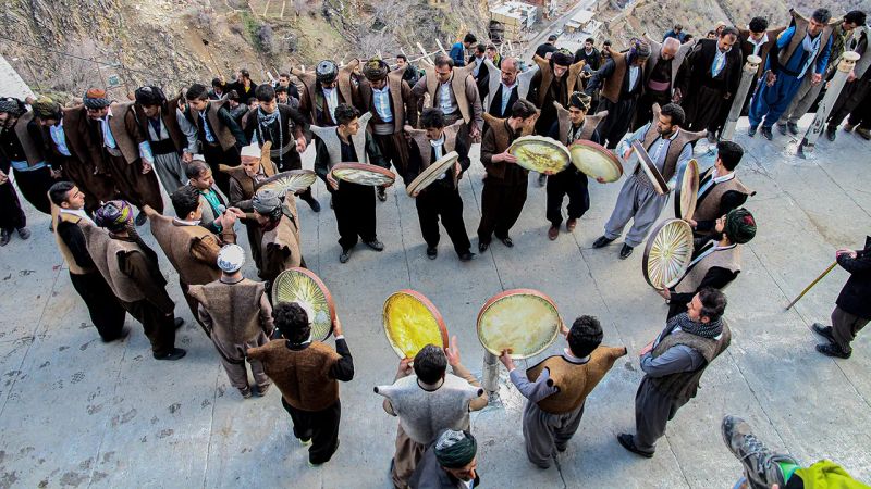 گروهی از اهالی محلی در حال نواختن و رقصیدن