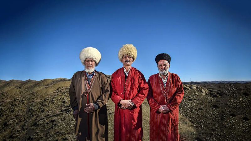 تصویر سه مرد با لباس محلی