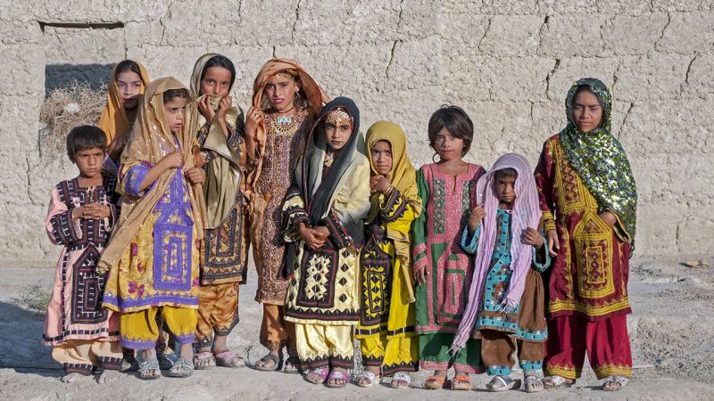 تعدادی کودک بلوچ با لباس محلی