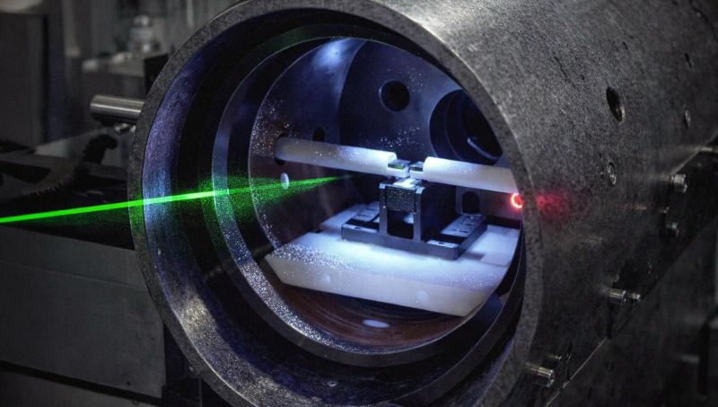 سنسور الماس نیتروژن-تهی‌جایی با لیزر سبز و بازتاب قرمز فلورسانس در آزمایشگاه کوانتومی